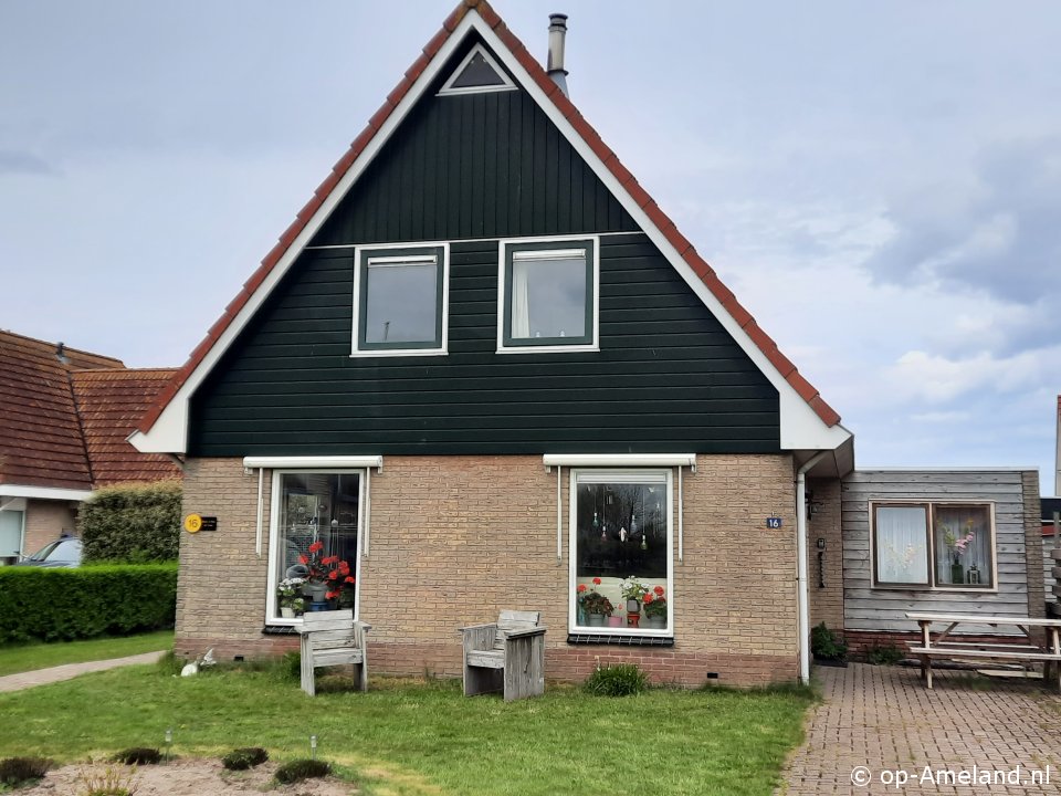 Boven (Ballum), Tijdens schoolvakantie naar Ameland